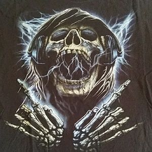 XL shirt - skull with headphones and lightning